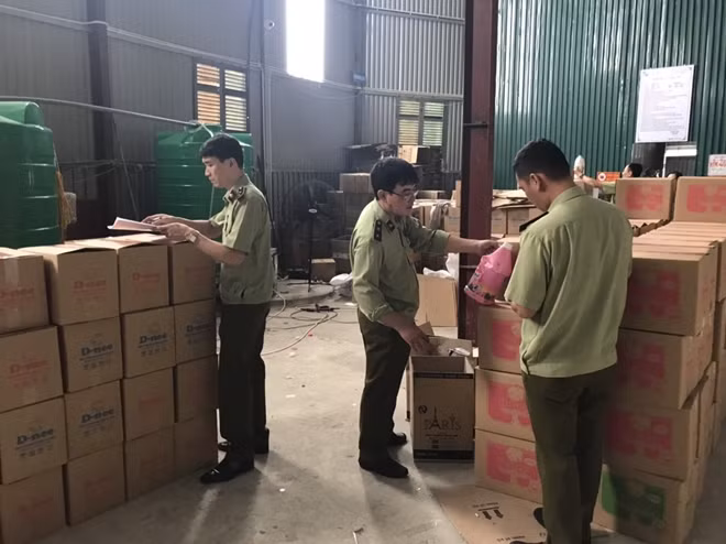 Đội QLTT số 17, Cục QLTT Hà Nội kiểm tra xưởng sản xuất kinh doanh của Công ty TNHH hóa mỹ phẩm T&T Á Châu.