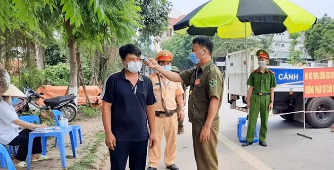 Thị trấn bố trí 14 chốt kiểm soát tại các khu vực trong thị trấn, bố trí mỗi chốt 3 người, ứng trực 24/24h để kiểm soát việc cách ly tổ dân phố với tổ dân phố và kiểm soát người ra vào thị trấn theo quy định.