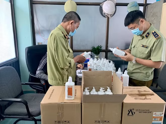 300 chai 500ml nước sát khuẩn tay giả mạo nhãn hiệu ASIRUB