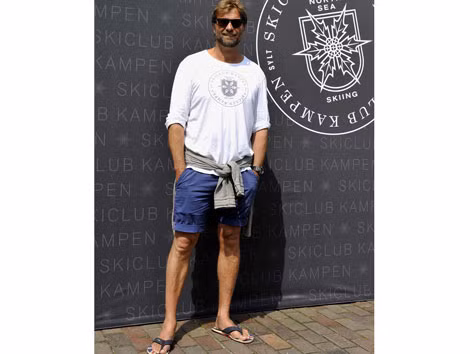 Hình ảnh quen thuộc của Klopp, rất "bụi" và gần gũi.