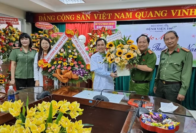 Đại diện Báo CAND và một số đơn vị tặng hoa, chúc mừng tập thể y bác sĩ Bệnh viện 199