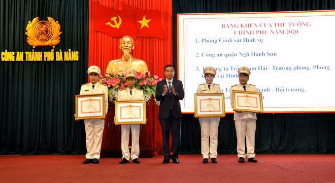 Chủ tịch TP Đà Nẵng Lê Trung Chinh trao Bằng khen của Thủ tướng Chính phủ tặng các tập thể, cá nhân.