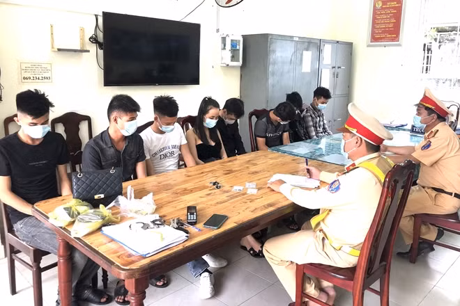 Lực lượng CSGT ghi lời khai ban đầu của các đối tượng
