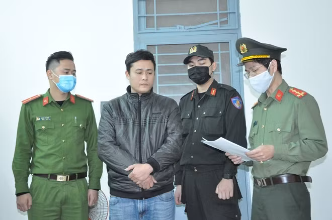Cơ quan ANĐT đọc lệnh bắt giam tài xế Đinh Công Quân