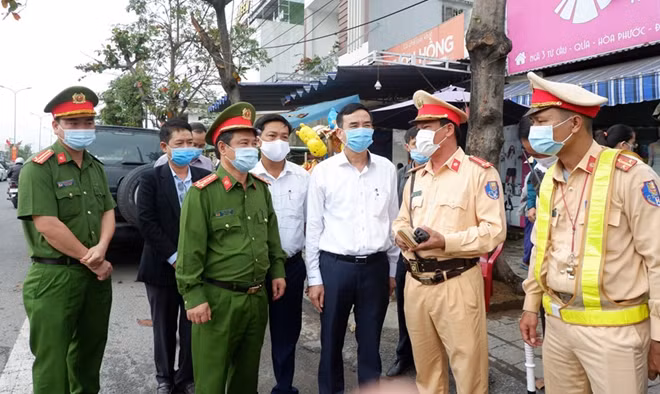 Lãnh đạo UBND TP Đà Nẵng và Công an TP thăm một chốt kiểm soát dịch tại huyện Hòa Vang