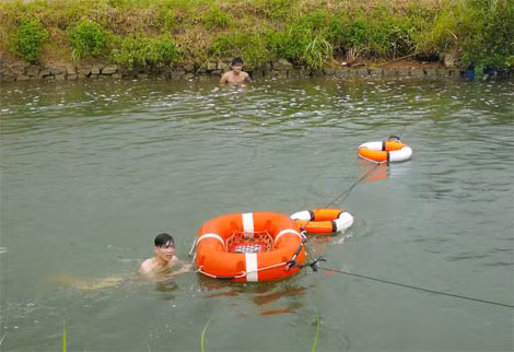 Nhiều người dò tìm nữ sinh Nguyễn Thị M.H. dưới dòng kênh chính Nam ở xã Hòa Phú, huyện Tây Hòa, tỉnh Phú Yên.