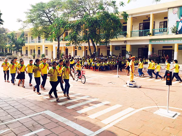 Giờ thực hành qua ngã tư đường phố có chỉ dẫn của học sinh Trường Tiểu học Vệ An.