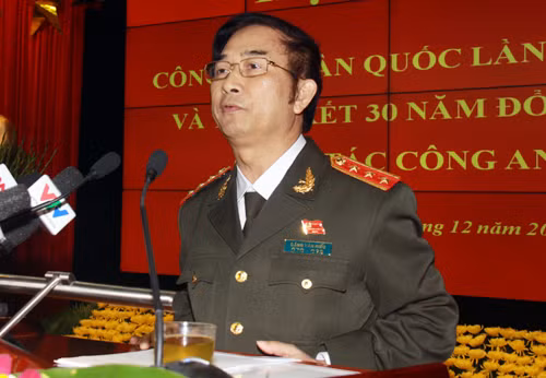 Thượng tướng Đặng Văn Hiếu, Ủy viên TW Đảng, Thứ trưởng Thường trực Bộ Công an trình bày tóm tắt báo cáo Tổng kết tình hình, kết quả công tác Công an năm 2014. Ảnh: Công Gôn.