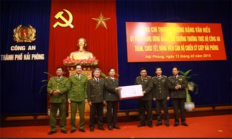 Thượng tướng Đặng Văn Hiếu tặng quà Tết cho CBCS Công an Hải Phòng.