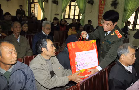 Thượng tướng Bùi Văn Nam tặng quà bà con nhân dân xã Liên Sơn (huyện Kim Bảng, Hà Nam).