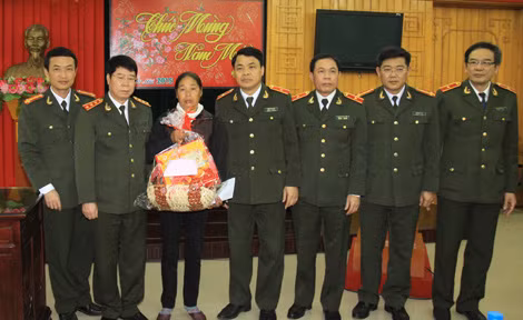 Thứ trưởng Bùi Văn Nam và Ban Giám đốc Công an tỉnh Nam Định tặng quà động viên thân nhân gia đình đồng chí Nguyễn Văn Tý, cán bộ Công an xã hi sinh trong khi làm nhiệm vụ.