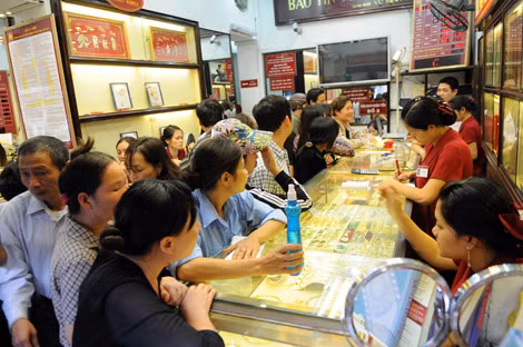Vàng giảm giá đã kéo sự quan tâm của nhà đầu tư quay lại với kim loại quý. Ảnh: Thiện Hoàng. Vàng giảm giá đã kéo sự quan tâm của nhà đầu tư quay lại với kim loại quý. Ảnh: Thiện Hoàng.