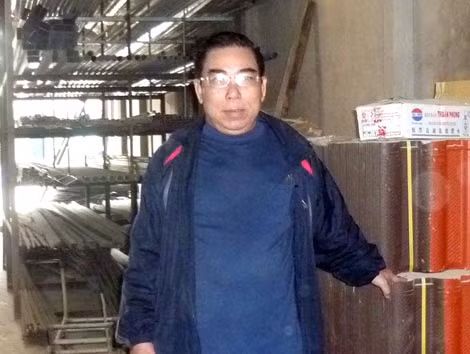 Anh Thông giới thiệu một số sản phẩm tại cửa hàng kinh doanh.