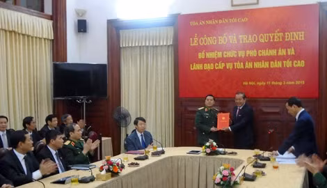 Chánh án TAND tối cao Trương Hòa Bình trao quyết định bổ nhiệm chức vụ Phó Chánh án TAND tối cao cho Thiếu tướng Nguyễn Văn Hạnh.
