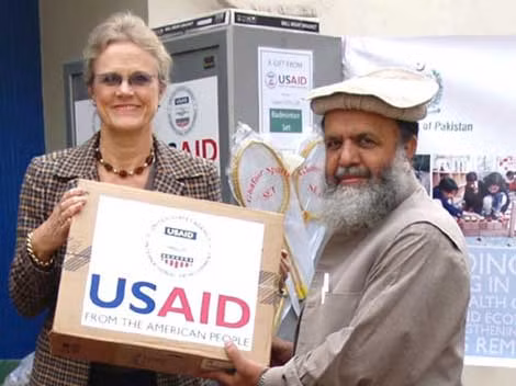 Bà Robin Raphel tham gia điều hành một chương trình của USAID ở Pakistan.