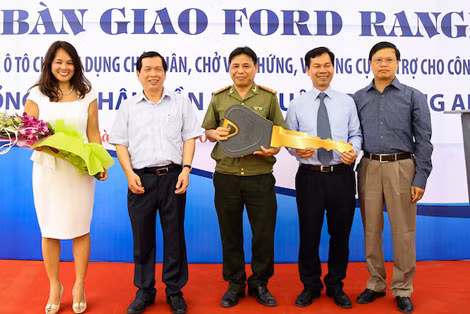Đại diện Bộ Công an nhận bàn giao xe Ford.