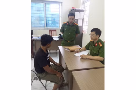 Trung tá Phạm Chí Hiếu (giữa).