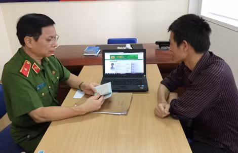Đối tượng truy nã Nguyễn Quang Thịnh ra đầu thú tại trụ sở Cục Cảnh sát truy nã.