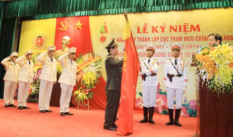 Thừa ủy quyền của Chủ tịch nước, Thứ trưởng Nguyễn Văn Sơn gắn Huân chương Bảo vệ Tổ quốc hạng Nhất lên cờ truyền thống của Cục Tham mưu Chính trị CAND
