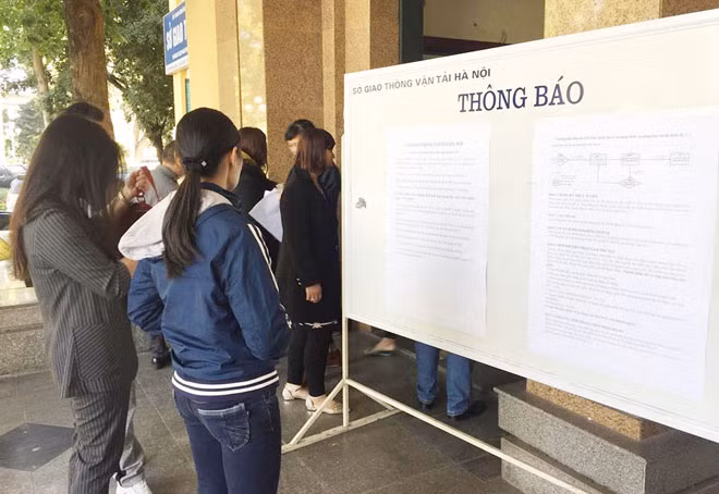 Mặc dù ngay ở khu vực kê khai thông tin, Sở GTVT Hà Nội đã có thông báo lộ trình đổi GPLX sang vật liệu PET đối với GPLX mô tô (hạng A1, A2, A3) là hết năm 2020... Mặc dù ngay ở khu vực kê khai thông tin, Sở GTVT Hà Nội đã có thông báo lộ trình đổi GPLX sang vật liệu PET đối với GPLX mô tô (hạng A1, A2, A3) là hết năm 2020...