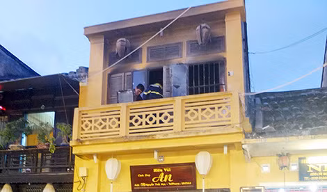 Đám cháy xuất phát từ tầng hai của cửa hiệu.