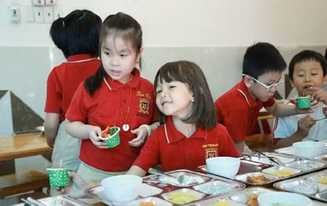 Bữa ăn của các em nhỏ.