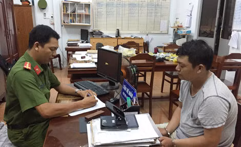 Cơ quan Công an đang lấy lời khai một đối tượng đánh bạc.