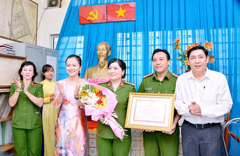 Ông Trần Thế Lưu (bìa phải), Trưởng ban Nội chính Thành ủy TP Hồ Chí Minh trao bằng khen cho Công an phường 14.