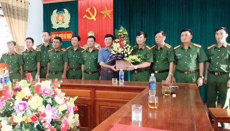 Lãnh đạo huyện Bố Trạch, Quảng Bình tặng hoa và thưởng nóng lực lượng phá án.