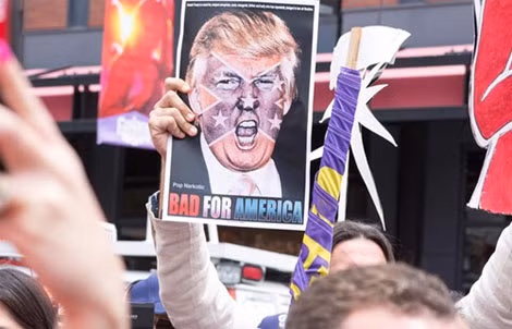Poster phản đối Donald Trump (nguồn: iStock). Poster phản đối Donald Trump (nguồn: iStock).