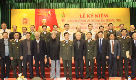 Thứ trưởng Nguyễn Văn Sơn với các đại biểu tham dự buổi Lễ.