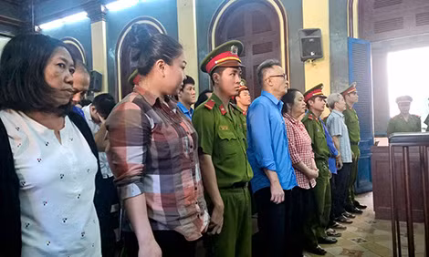 Các bị cáo nghe tuyên án.
