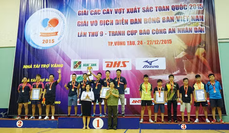 Thiếu tướng Phạm Văn Miên, Tổng biên tập Báo CAND, Trưởng ban tổ chức cùng nhà tài trợ trao giải các đội đoạt giải tại TP Vũng Tàu năm 2015.