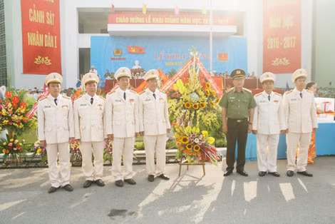 Thượng tướng Nguyễn Văn Thành tặng hoa Ban giám hiệu nhà trường.