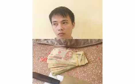 Đối tượng Trương Công Anh và các tang vật thu được.