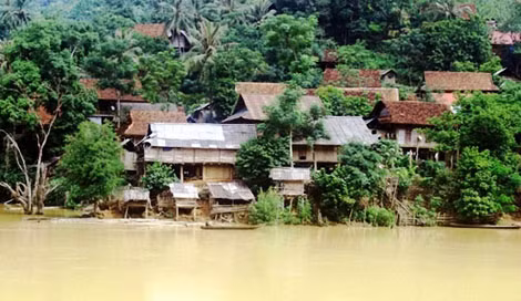Nhà tại bản Lạ, Minh Phương, bản Côi (xã Lượng Minh - Tương Dương) nguy cơ sạt lở về mùa mưa lũ.