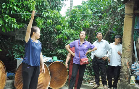 Người dân hoang mang vì đường điện cao thế chạy qua nhà mình.