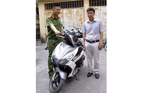 Trao trả xe máy cho bị hại.
