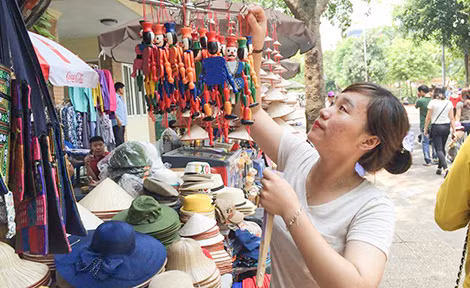 Mỹ Huyền đang bán hàng tại quầy lưu niệm.