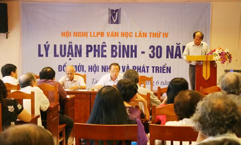 Các nhà văn, nhà thơ tham dự Hội nghị lý luận phê bình lần thứ IV, 6-2016.