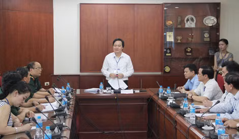 Bộ trưởng Phùng Xuân Nhạ chỉ đạo công tác tổ chức thi tại điểm thi Học viện Kỹ thuật Quân sự.