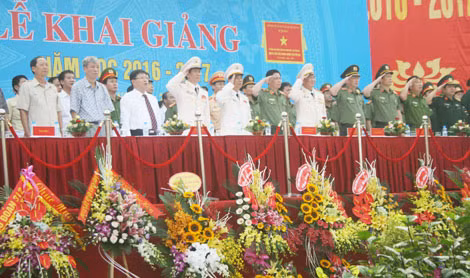 Thượng tướng Nguyễn Văn Thành, Thứ trưởng Bộ Công an và các đại biểu làm lễ chào cờ.