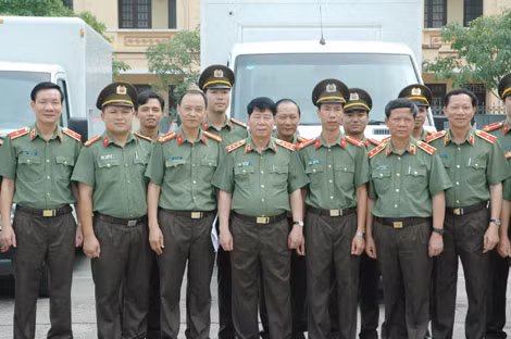 Thứ trưởng Bùi Văn Nam và các đồng chí lãnh đạo tại Trung đoàn 600.