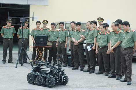Thứ trưởng Bùi Văn Nam kiểm tra trang thiết bị tại Trung đoàn 600.