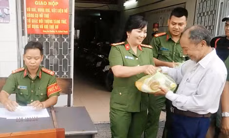 Đổi "hàng nóng" lấy quà là dầu ăn, bịch đường nhưng người dân rất vui vẻ, tự giác.