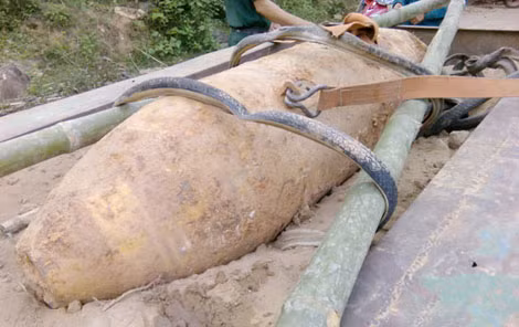 Quả bom nặng 340kg được phát hiện trong nhà dân ở bản Châu Định, Châu Khê, Con Cuông, Nghệ An.