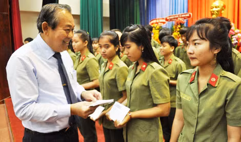 Phó Thủ tướng Thường trực Chính phủ Trương Hòa Bình trao học bổng cho học viên dân tộc thiểu số, hiếu học, vượt khó của Trường Văn hóa 2, Bộ Công an.