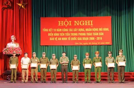 Đại tá Lưu Hồng Quảng - Phó giám đốc Công an tỉnh tặng giấy khen của Giám đốc Công an tỉnh cho nhiều cá nhân trong đợt này.