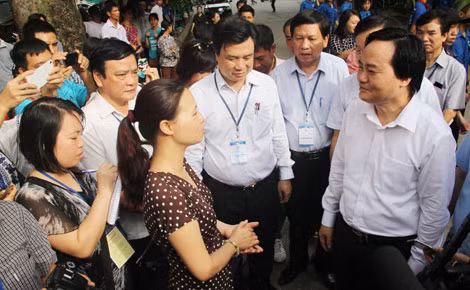 Bộ trưởng Phùng Xuân Nhạ thăm hỏi, động viên phụ huynh đưa con đi thi.