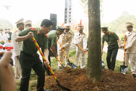 Thượng tướng Nguyễn Văn Thành cùng các đại biểu trồng cây lưu niệm trong khuôn viên nhà trường.